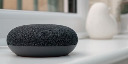 Petit et discret, mais qui peut devenir un espion entre de mauvaises mains : le Google Home Mini. Source : inside digital