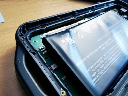 La batterie est tordue et a besoin d'être remplacée