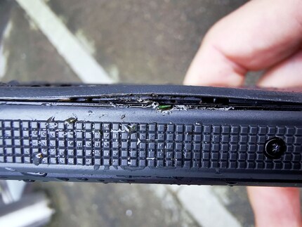 Après les premiers coups de pied, seule la plaque dorsale est un peu tordue