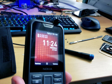 Here we go again. Le téléphone fonctionne à nouveau. Le panneau arrière et tout est encore sur la table