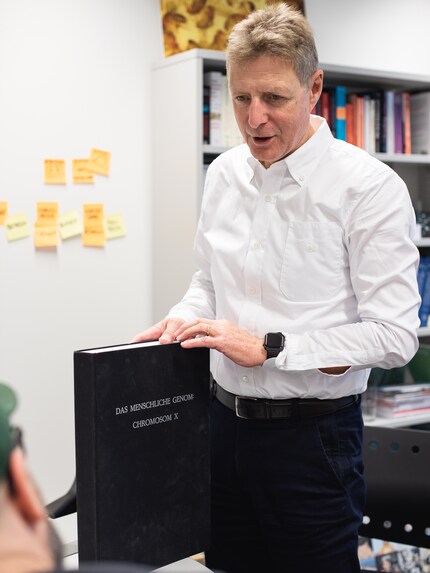 Prof. Dr. Ernst Hafen in seinem Büro auf dem Hönggerberg.