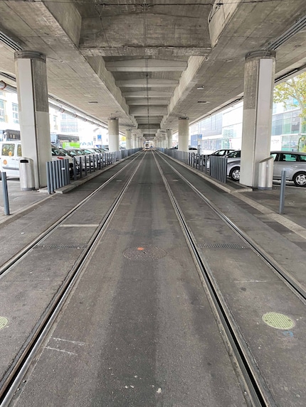 Die Trams wirken weit entfernt, obwohl ich grad Kopf und Kragen riskiere.