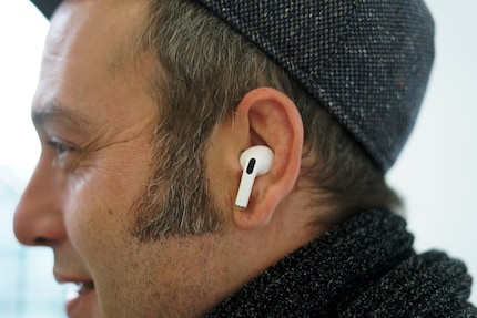 Die AirPods Pro sitzen gut im Ohr.