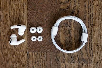 Drei Aufsätze und das Lightning auf USB-C-Kabel sind im Lieferumfang dabei.