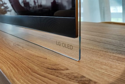 La fine dalle OLED est collée sur du verre. Le design presque sans bordures a l'air méga élégant.