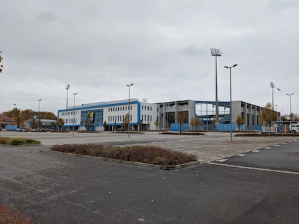 Un stade avec un ciel gris.