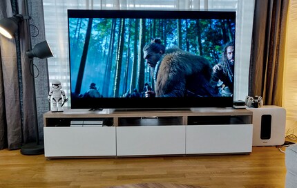Même en plein soleil, l'image OLED reste bien visible.