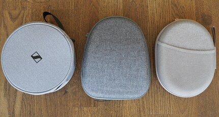 .A gauche, l'étui du Sennheiser Momentum 3, au milieu celui du PX7 et à droite celui du Sony WH-1000XM3