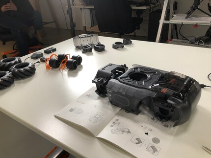 Nach den ersten Bauschritten sieht das Ganze noch nicht wirklich wie ein Roboter aus.