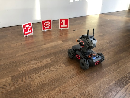 Der RoboMaster S1 im Element: Auch nummerierte Zielscheiben meistert er mühelos.
