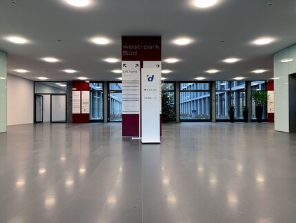 Das Schild in der Eingangshalle