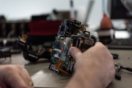 Die Hauptplatine ist das metallene Teil unter den Flexkabeln.