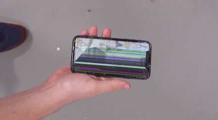 The smartphone flies to the ground a total of 15 times. This is irreparable.