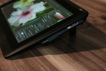 Le Wacom Pro Pen 2 tient sur le côté.