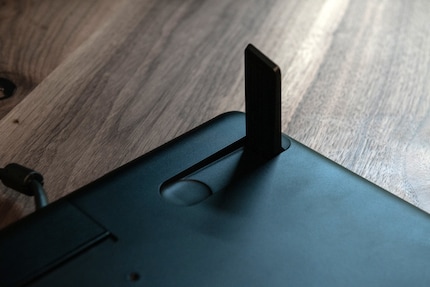 Les petits pieds dépliables du Cintiq 16.