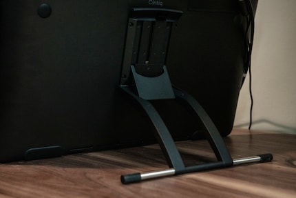 Pour le Cintiq 16, vous pouvez acheter le pied, pour le Cintiq 22, il est inclus dans la boîte.