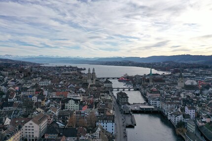 DJI Mavic 2 Pro: Himmel ist korrekt belichtet, die im Schatten liegenden Häuser saufen weniger ab.