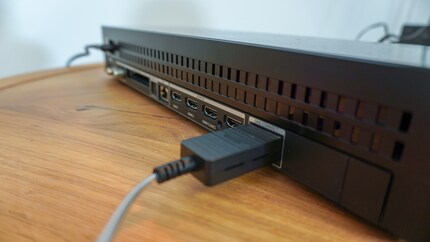 Toutes les connexions se trouvent dans une boîte séparée, que vous pouvez cacher si besoin.