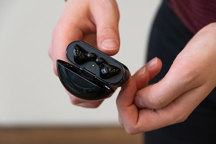 Nella parte superiore del case è integrata una lucina che indica lo stato della batteria.