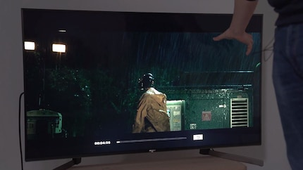 Scène de Jurassic World 2 : En haut à gauche, les spots très lumineux. Tout autour, l'obscurité totale, du moins en théorie.