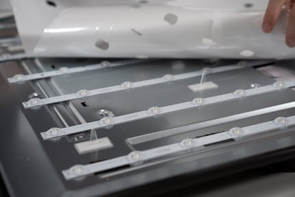 Sur notre télévision, nous avons compté un total d'environ 90 dômes de trois LED chacun. Ce qui fait 270 diodes électroluminescentes au total.