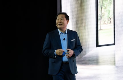 Als JH Han, President Visual Displays, auf der Bühne steht, ist alles noch harmlos