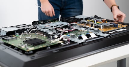 Premier aperçu, quatre circuits imprimés : En orange, l'alimentation électrique. Deux processeurs TV se trouvent sur le circuit vert.