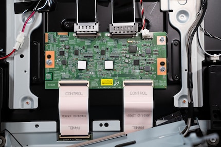 La « carte graphique » : c'est là que les informations de la carte mère sont traitées puis envoyées à la dalle LCD via le panneau arrière.