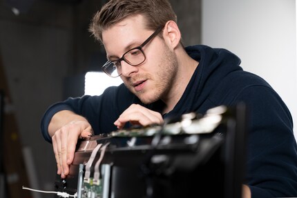 Ça aurait été trop facile : retirer le cadre et le verre pour libérer la dalle. C'est mission impossible.