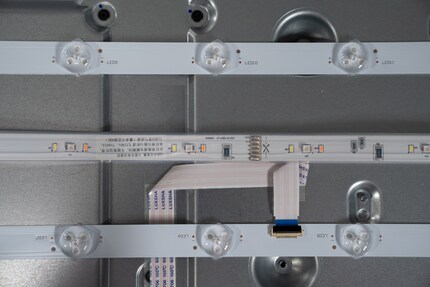 En haut et en bas, les bandes LED Sony. Au milieu, une bande LED Philips.