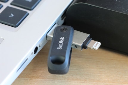Der iXpand Go am Laptop.