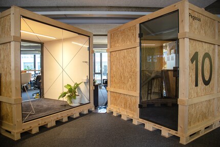 A meeting box made from the finest OSB boards serves as a measuring laboratory.