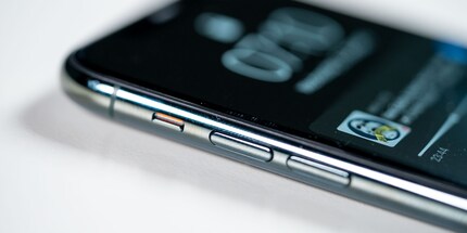 Le bord avec le bouton Mute est le côté où l’iPhone s’ouvre le plus facilement.
