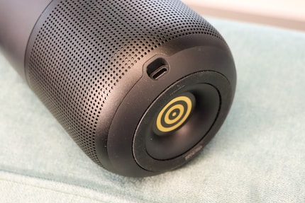 USB-C connection and contact for the charging cradle.
