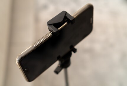 La pince pour smartphone ne peut pas être positionnée exactement au centre, mais ce n'est pas grave.