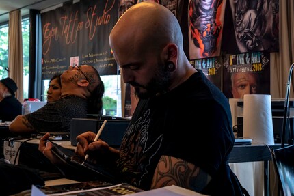 Maurizio zeichnet seine Tattoo Designs nur noch auf dem iPad