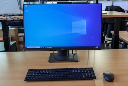 Auf dem Schreibtisch steht nur der Monitor.