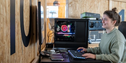 Monitor top