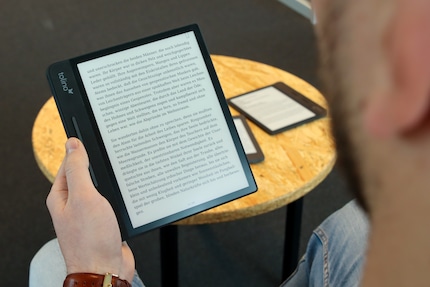 Scroll forwards with your left hand thanks to the buttons.