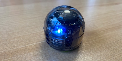 Piccolo ma potente: ecco come appare l'Ozobot Evo da vicino.