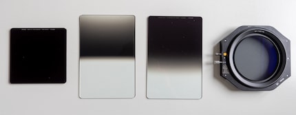 V.l.n.r.: Graufilter 100×100mm, umgekehrter Grauverlaufsfilter, normaler Grauverlaufsfilter (beide 100×150 mm), Halterung mit Polfilter