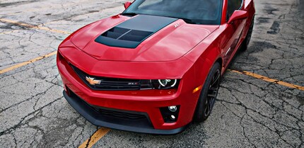 Die Motorhaube eines Chevrolet Camaros, Jahrgang 2012