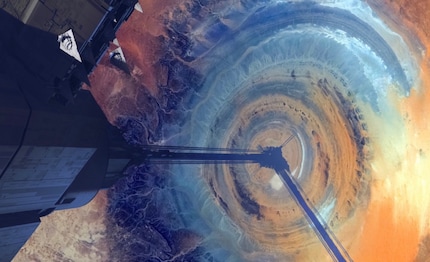 Les lettres jaunes s'effacent dans le noir de l'espace, qui n'est éclairé que par ses étoiles. Au premier plan : une planète gris-sable avec quelques tourbillons bleus à la surface – Kuat.