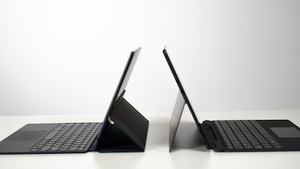 Das Slate (l.) benötigt mit Tastatur etwas mehr Platz als das Surface.