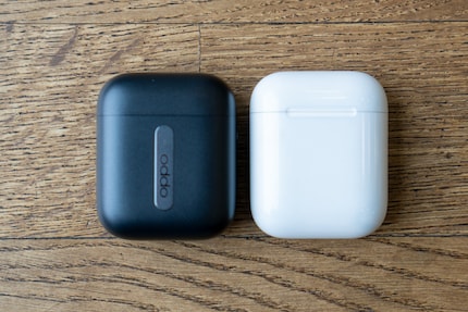 La custodia delle Encos è leggermente più corta di quella delle AirPods.r più corta di quella delle AirPods,