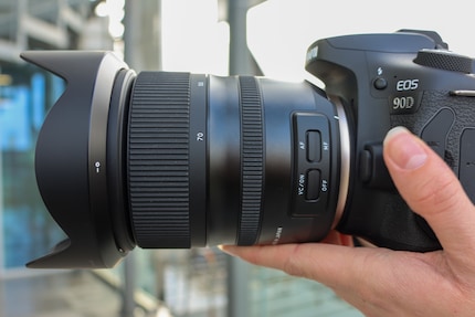 Bouton de mise au point et de stabilisation d'image sur le côté.