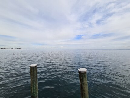 La vue sur le lac, photographiée avec un Oppo Find X2 en zoom 1x