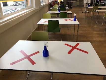 Massnahmen fürs Social Distancing: Jeder zweite Sitzplatz im Pausenraum ist zurzeit gesperrt.