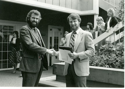 Kildall riceve un premio. Fonte: https://www.computerhistory.org/collections/catalog/102770764