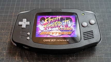 Game Boy Advance con LCD IPS V2 Mod: è il Game Boy definitivo anche al di fuori dello schermo in quanto offre la retrocompatibilità con i vecchi moduli Game Boy.